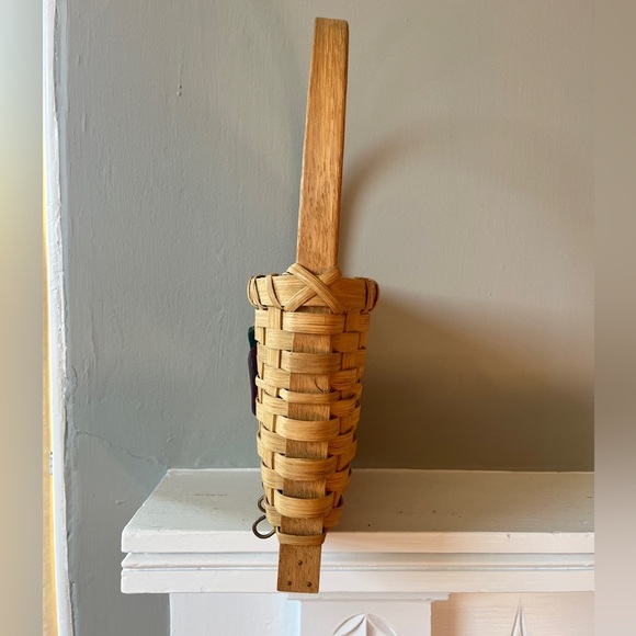 Vintage Splitwood Woven hanging storage basket/key holder w/ apple motif - Picture 3 of 4